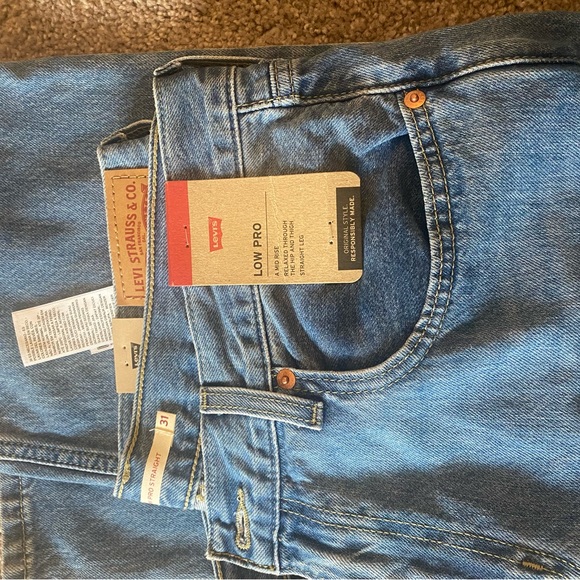 New Woman's Levi Jeans - Picture 2 of 2
